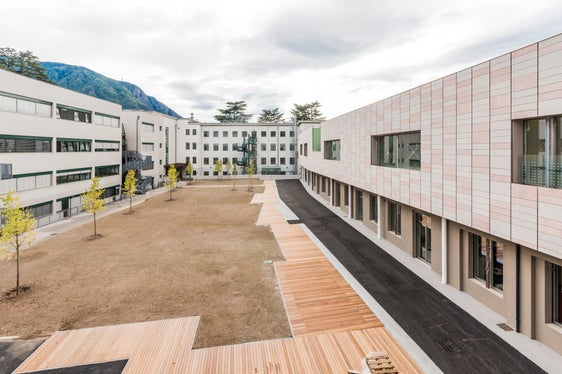 Das Oberschulzentrum G. Galilei in Bozen wurde erweitert: Das Erdgeschoss wurde saniert und um ein Obergeschoss aufgestockt, der Innenhof neu gestaltet. (Foto: Landesamt für Hochbau West/Paolo Tenaglia)