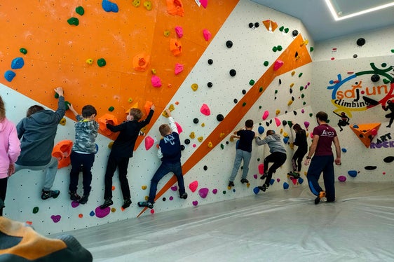 Les scolares y i scolars á ince porvé da s'arpizé sö por n parëi tratan le proiet Dis dla sanité 2021. (Foto: USP/Intendënza y Cultura ladina)