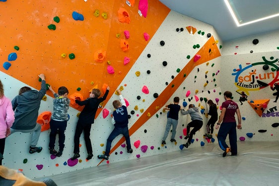 Les scolares y i scolars á ince porvé da s'arpizé sö por n parëi tratan le proiet Dis dla sanité 2021. (Foto: USP/Intendënza y Cultura ladina)