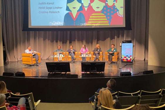 In zwei, von Patrick Rina moderierten, Diskussionsrunden gaben Gemeindepolitikerinnen ihre Erfahrungen wieder (im Bild v.l. Patrick Rina, Heidi Seppi Lindner, Judith Kienzl, Cristina Pallanch, Francesca Fiori und Sara Endrizzi). (Foto: LPA/Carmen Kollmann)