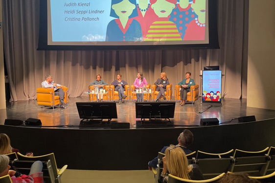 In zwei, von Patrick Rina moderierten, Diskussionsrunden gaben Gemeindepolitikerinnen ihre Erfahrungen wieder (im Bild v.l. Patrick Rina, Heidi Seppi Lindner, Judith Kienzl, Cristina Pallanch, Francesca Fiori und Sara Endrizzi). (Foto: LPA/Carmen Kollmann)