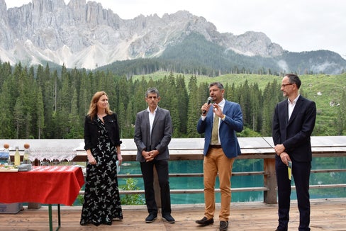 Collaborazione per la gestione dell'Hotspot turistico del Lago di Carezza: da sinistra l'esperta di management turistico Gufler, il sindaco Dejori, l'assessore provinciale Alfreider il Ceo di IDM Hinteregger (Foto: ASP/Angelika Schrott)