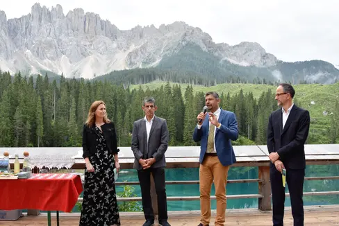 Collaborazione per la gestione dell'Hotspot turistico del Lago di Carezza: da sinistra l'esperta di management turistico Gufler, il sindaco Dejori, l'assessore provinciale Alfreider il Ceo di IDM Hinteregger (Foto: ASP/Angelika Schrott)