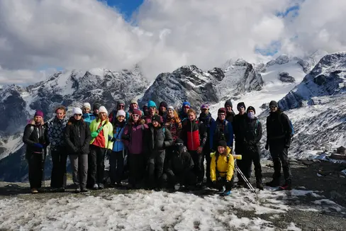 Die Südtiroler und die Würzburger Gruppe beim diesjährigen Glaziologiecamp (Foto: LPA/Deutsche Bildungsdirektion/Christian Aspmair)