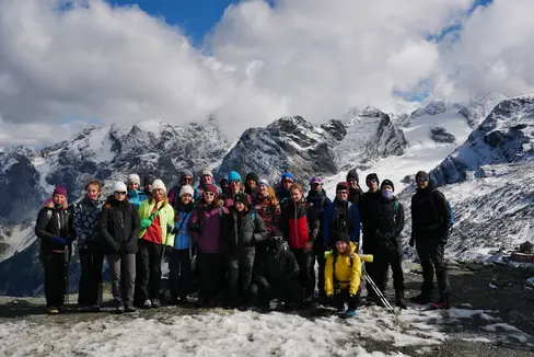 Foto di gruppo per gli studenti altoatesini e di Würzburg che hanno partecipato al camp di glaciologia 2024 (Foto: USP/Dipartimento Istruzione e Formazione tedesca/Christian Aspmair)