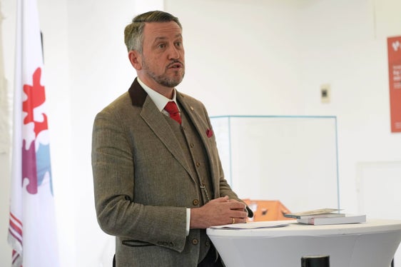 Kurt Scharr (nella foto) e il suo team dell'Istituto di Storia ed Etnologia Europea dell'Università di Innsbruck hanno contribuito con la loro esperienza ai contenuti della nuova mostra sulla storia diocesana. (Foto: Land Tirol/Dorfmann)