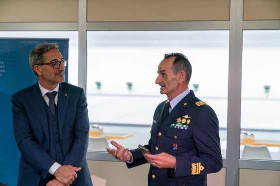 Il presidente della Provincia autonoma di Bolzano, Arno Kompatscher, ascolta il discorso del direttore generale di Geniodife, generale ispettore Mario Sciandra, il quale ha sottolineato la costruttiva collaborazione istituzionale con la Provincia autonoma di Bolzano, all’insegna della concretezza e della reciprocità. (Foto USP/Daniel von Johnston)