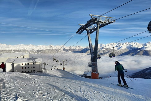 Die Aufstiegsanlagen Kronplatz 1 und 2 können erneuert und im Zuge dessen die Mittelstation verlegt werden. Eine zusätzliche Talabfahrt unterhalb der Mittelstation wird es nicht geben. Das hat die Landesregierung beschlossen. (Foto: Unsplash/Dario Morandotti - Das Bild darf nur in Zusammenhang mit dieser Pressemitteilung verwendet werden.)