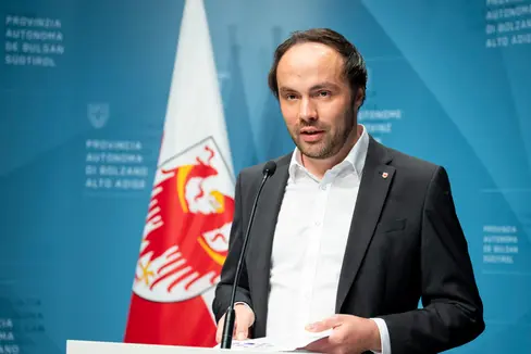 Ricerca ed innovazione sono strumenti fondamentali per il rientro in provincia dei nostri studenti, perché creiamo posti di lavoro altamente qualificati in molti settori”, ha affermato Achammer. (Foto: USP/Fabio Brucculeri)