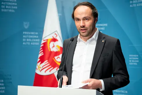 Ricerca ed innovazione sono strumenti fondamentali per il rientro in provincia dei nostri studenti, perché creiamo posti di lavoro altamente qualificati in molti settori”, ha affermato Achammer. (Foto: USP/Fabio Brucculeri)