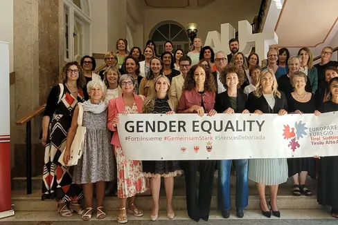 Foto di gruppo delle partecipanti all'Assemblea delle donne elette dell'Euregio (Foto: Euregio/Armin Gluderer)