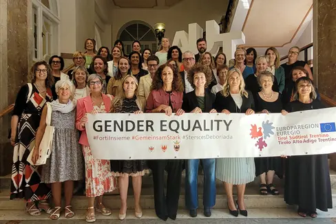 Unter dem Motto #GemeinsamStark herrschte bei der Euregio-Landesfrauenversammlung im Landhaus 1 in Bozen Aufbruchstimmung. (Foto: Euregio/Armin Gluderer)