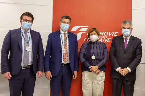 Grünes Licht für die Planung der Bahnumfahrung Bozen gab es gestern beim Treffen von Landeshauptmann Kompatscher (1.v.l.) mit Bahnchef Ferraris (2.v.r.) sowie RFI-Generaldirektorin Fiorani, Landesrat Alfreider und Martin Ausserdorfer von der BBT-Beobachtungsstelle. (Foto: FS)