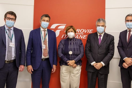 Grünes Licht für die Planung der Bahnumfahrung Bozen gab es gestern beim Treffen von Landeshauptmann Kompatscher (1.v.l.) mit Bahnchef Ferraris (2.v.r.) sowie RFI-Generaldirektorin Fiorani, Landesrat Alfreider und Martin Ausserdorfer von der BBT-Beobachtungsstelle. (Foto: FS)