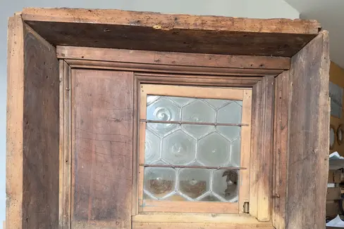 Historische Fenster, wie dieses Schiebfenster aus Rifair im Münstertal sind ab Freitag, 22. November im Landesdenkmalamt zu sehen. (Foto: LPA/Landesdenkmalamt)