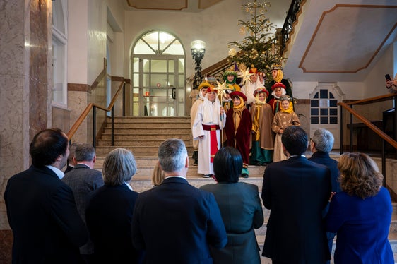 Die Mitglieder der Landesregierung hörten den Liedern und Segenswünschen der Sternsinger aus Schabs zu und unterbrachen dafür ihre Sitzung im Palais Widmann. Landeshauptmann Arno Kompatscher dankte den Kindern und Jugendlichen für ihr Engagement. (Foto: LPA/Fabio Brucculeri)