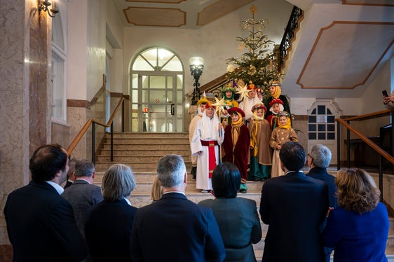 I membri dell'Esecutivo hanno ascoltato i canti e le benedizioni dei cantori di Sciaves e hanno interrotto la loro riunione a Palazzo Widmann per farlo. Il presidente Arno Kompatscher ha ringraziato i bambini e i giovani per il loro impegno. (Foto:USP/Fabio Brucculeri)