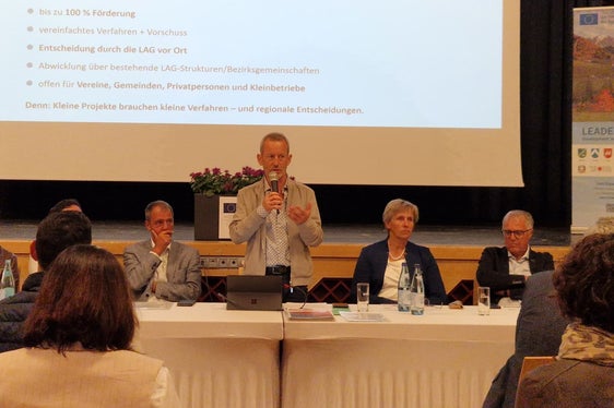 Guardando all'attuale periodo di programmazione, il portavoce in rappresentanza di LEADER Alto Adige, Hubert Ungerer, ha richiamato l'attenzione sulle sfide e sulle opportunità che attendono lo sviluppo regionale. “Siamo a metà dell'attuale periodo di programmazione. Questo è il momento giusto per fare il punto della situazione, ripensare lo sviluppo regionale e definire nuovi orientamenti per il futuro delle nostre aree rurali”, ha affermato Ungerer (in piedi nella foto). (Foto: USP/Katharina Trocker)