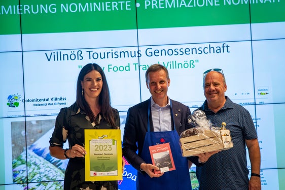 Unter den Finalisten: Slow Food Travel Villnöß (Villnöß Tourismus Genossenschaft). Landesrat Luis Walcher übergibt Stefanie Abfalterer und Klaus Messner den Geschenkkorb. (Foto: LPA/Fabio Brucculeri)