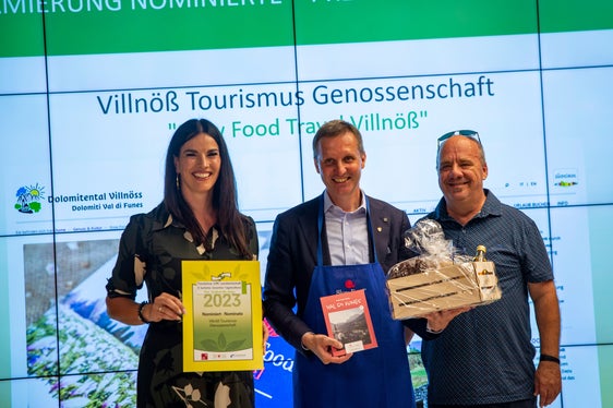 Unter den Finalisten: Slow Food Travel Villnöß (Villnöß Tourismus Genossenschaft). Landesrat Luis Walcher übergibt Stefanie Abfalterer und Klaus Messner den Geschenkkorb. (Foto: LPA/Fabio Brucculeri)