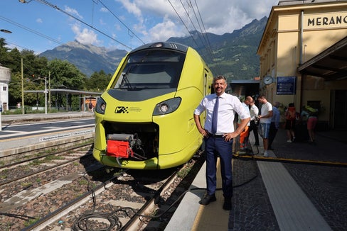 Con questo investimento rendiamo la nostra flotta pronta per una rete ferroviaria sempre più moderna, digitale ed europea”, evidenzia l’assessore provinciale Daniel Alfreider. La foto è stata scattata alla stazione di Merano in occasione delle celebrazioni per i 120 anni della ferrovia della Val Venosta. (Foto: USP/Dipartimento Infrastrutture e Mobilità)