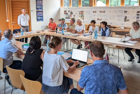 Durante la riunione del Comitato di gestione, l'assessore provinciale Peter Brunner (in piedi) ha sottolineato la sua importanza nella progettazione e nell'attuazione delle misure di protezione e manutenzione del Parco nazionale dello Stelvio, che devono essere attuate in base alle esigenze della popolazione. (Foto: ASP/Vera Brunetti)