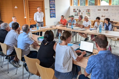 Landesrat Peter Brunner (stehend) betonte bei der Sitzung des Führungsausschusses dessen Bedeutung bei der Gestaltung und Umsetzung von Maßnahmen zum Schutz und zur Pflege des Nationalparks Stilfserjoch, die in Einklang mit den Bedürfnissen der Bevölkerung umgesetzt werden müssten. (Foto: LPA/Vera Brunetti)