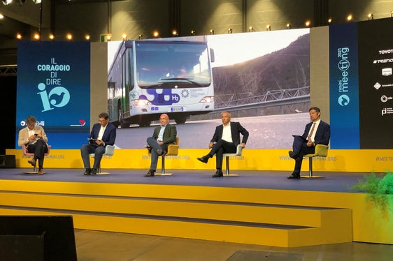 Landesrat Alfreider (r.) hat bei der Konferenz in Rimini die Wasserstoffstrategie als Baustein der emissionsfreien Mobilität in Südtirol vorgestellt. (Foto: LPA/Daniele Santucci)