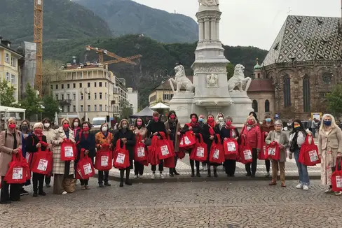 Mit den bekannten knallroten Taschen forderten die Frauenorganisationen auf dem Waltherplatz in Bozen, die Ungleichbehandlung von Frauen und Männern bei Löhnen zu beseitigen. (Foto: LPA)