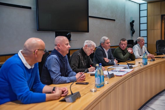 Il direttivo dell'Unione provinciale dei Corpi dei vigili del fuoco volontari dell'Alto Adige durante l'incontro tenutosi a Palazzo Widmann. (Foto: ASP/Greta Stuefer)