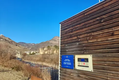 In corrispondenza della stazione di rilevamento sulla riva orografica destra del Talvera, anche la vegetazione sarà diradata nel corso dei lavori di manutenzione di quest'anno; la foto è stata scattata il 30 gennaio 2022 (Foto: ASP/Maja Clara)
