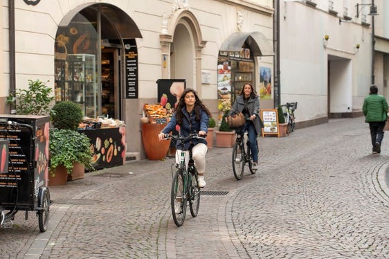 Le decisioni sulla costruzione di percorsi ciclabili o pedonali e sulle fermate degli autobus sono prese a livello locale. (Foto: Sta - Strutture Trasporti Alto Adige SpA).