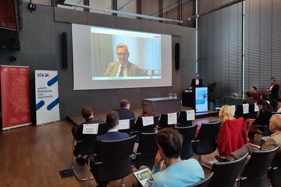 Über aktuelle Herausforderungen im politischen Bereich, vor allem über EU-Entwicklungen in der CO₂-Bepreisung, informierte unter anderem Herbert Dorfmann, Mitglied des Europäischen Parlaments. (Foto: Sta - Südtiroler Transportstrukturen AG)