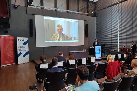 Über aktuelle Herausforderungen im politischen Bereich, vor allem über EU-Entwicklungen in der CO₂-Bepreisung, informierte unter anderem Herbert Dorfmann, Mitglied des Europäischen Parlaments. (Foto: Sta - Südtiroler Transportstrukturen AG)