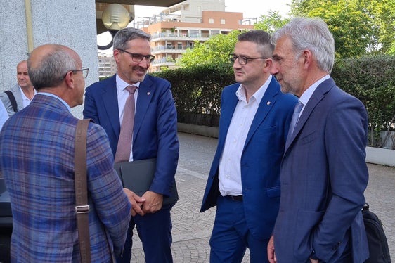 La legge provinciale sui grandi predatori al centro di un incontro tra il presidente Kompatscher, l’assessore Schuler e i loro omologhi trentini con Claudio Barbaro, del Ministero dell'Ambiente. Da destra l'assessore Arnold Schuler, il presidente della Provincia di Trento, Maurizio Fugatti ed il presidente Arno Kompatscher (Foto: ASP/Davide Cordua)