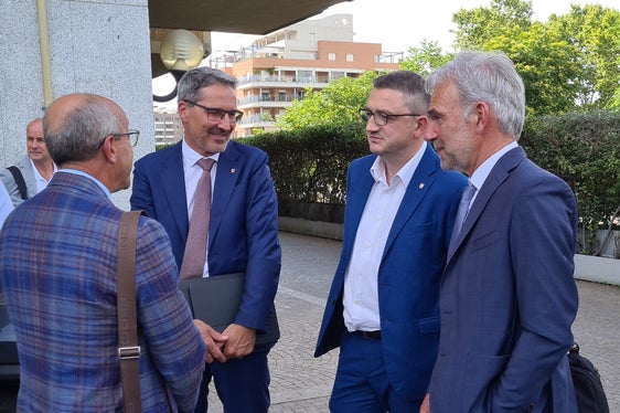 La legge provinciale sui grandi predatori al centro di un incontro tra il presidente Kompatscher, l’assessore Schuler e i loro omologhi trentini con Claudio Barbaro, del Ministero dell'Ambiente. Da destra l'assessore Arnold Schuler, il presidente della Provincia di Trento, Maurizio Fugatti ed il presidente Arno Kompatscher (Foto: ASP/Davide Cordua)