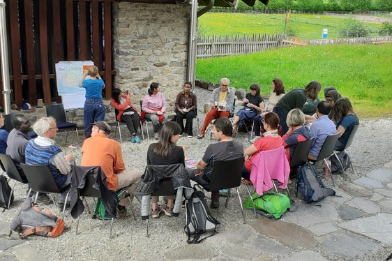 Wie können wir mit Traditionen umgehen, damit sie sich lebendig weiterentwickeln und einen positiven Beitrag für Zusammenleben leisten? Darüber wurde in den vergangenen Tagen im Museum Passeier diskutiert. (Foto: LPA/Koi)