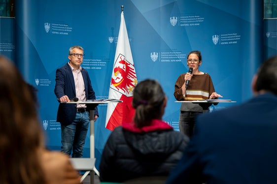 Oliver Sparber, direttore del Consultorio familiare Kolbe, ha sottolineato la funzione di modello dei genitori nell'uso degli smartphone, Manuela Lechner del Forum Prevenzione ha presentato lo starter kit per smartphone. (Foto: USP/Fabio Brucculeri)