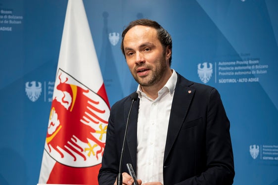 „Der Bildungsomnibus stärkt die Schulen in ihrer täglichen Arbeit. Mehr Flexibilität und klare Rahmenbedingungen ermöglichen eine gezieltere Förderung der Schülerinnen und Schüler und unterstützen Inklusion und individuelle Bildungswege“, betont Philipp Achammer, Landesrat für deutsche Bildung. (Foto: LPA/Fabio Brucculeri)
