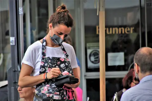 Um die Anstellungen im Gastgewerbe, die Rolle des Stammpersonals, die Unterschiede zwischen Gastronomie und Beherbergung, um Branchenwechsel und Rekrutierungsformen geht es im neuen Arbeitsmarkt-News. (Foto: Pixabay)