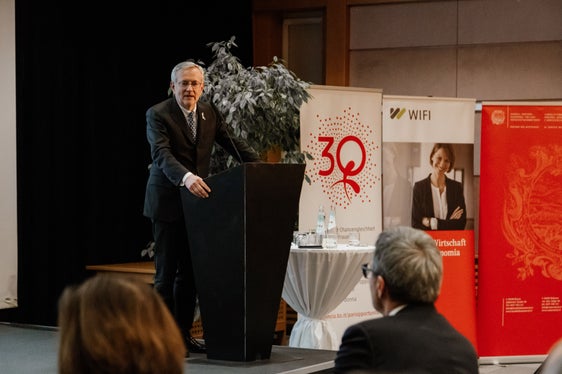 Il presidente della Camera di Commercio Michl Ebner si è rallegrato del fatto che il corso per aspiranti Consigliere di amministrazione sia arrivato alla finale della World Chamber Competition, una competizione per progetti organizzata dalle camere di commercio, nel 2023. (Foto: ASP/Bernhard Aichner)