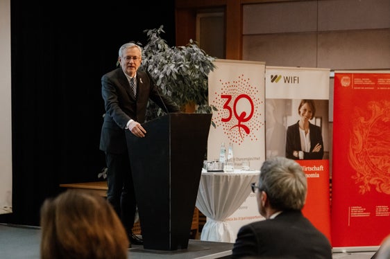 Handelskammer-Präsident Michl Ebner zeigte sich erfreut, dass der Lehrgang für (angehende) Verwaltungsrätinnen es im Jahr 2023 ins Finale der World Chamber Competition, einen Wettbewerb für Projekte der Handelskammern, geschafft hat. (Foto: LPA/Bernhard Aichner)