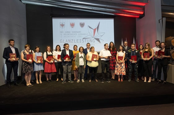 I 19 giovani di Tirolo, Alto Adige e Trentino che oggi a Mezzocorona sono stati premiati per il proprio impegno nel volontariato (Foto: Ufficio stampa Trentino/Nicola Eccher)