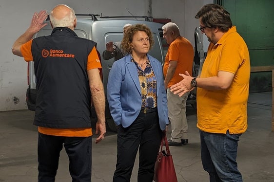 Der Austausch mit Organisationen wie der Landestafel ist der Landesrätin für Sozialen Zusammenhalt, Rosmarie Pamer, ein wichtiges Anliegen: Die Reduzierung der Verschwendung von Lebensmitteln und anderen Produkten ist ein Gemeinschaftsprojekt unserer Gesellschaft. (Foto: LPA/Hannes Wisthaler)