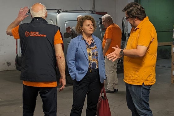 Der Austausch mit Organisationen wie der Landestafel ist der Landesrätin für Sozialen Zusammenhalt, Rosmarie Pamer, ein wichtiges Anliegen: Die Reduzierung der Verschwendung von Lebensmitteln und anderen Produkten ist ein Gemeinschaftsprojekt unserer Gesellschaft. (Foto: LPA/Hannes Wisthaler)