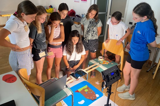 Viele Fotos durch schnelles Abspielen zu einem Film zusammenzufügen galt es im Workshop Stop Motion. (Foto: LPA/Deutsche Bildungsdirektion/Irene Asson)