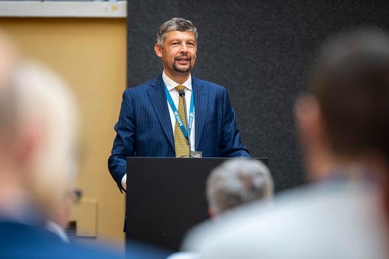 Der Prototyp dieses Busses wurde bereits 2023 auf den Straßen unseres Landes getestet, betont Mobilitätslandesrat Daniel Alfreider. Das unterstreicht die Rolle unserer In-house-Gesellschaft SASA als Vorreiterin bei der Einführung von Fahrzeugen der neuesten Generation. (Foto: LPA/Fabio Brucculeri)