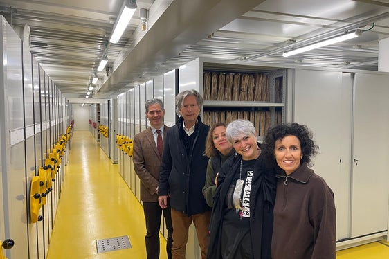 Sul portale OpenKat, il servizio telematico di accesso al Sistema informativo del Libro fondiario e Catasto, sono disponibili online tutti i fascicoli tavolari dal 1990 ad oggi. Il servizio è attivo 24 ore su 24, sette giorni su sette. Da sinistra: Simone De Giacinto (Ispettorato del Libro fondiario), Peter Kasal (direttore Ripartizione Libro fondiario, Catasto fondiario e urbano), Laura Rosa (Centro elaborazione dati), Cristina Mondini e Denise Zandonai (Ispettorato del Libro fondiario). (Foto: USP)