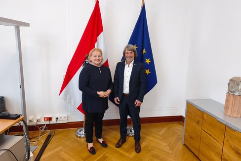 Il 20 aprile, l'assessore provinciale alla Prevenzione sanitaria e Salute Hubert Messner ha incontrato a Vienna la ministra federale austriaca degli Affari sociali, della Sanità, dell'Assistenza e della Tutela dei consumatori Korinna Schumann. (Foto: USP/Dipartimento Prevenzione sanitaria e Salute)