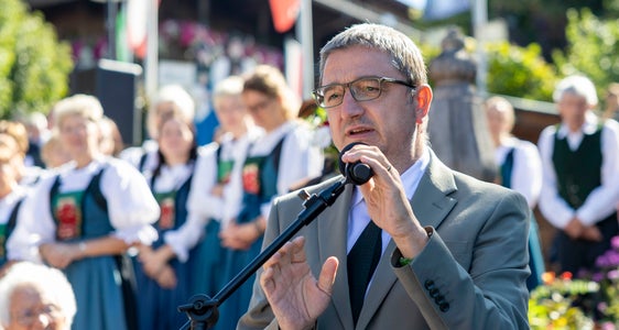 Il presidente della Provincia autonoma di Trento, Maurizio Fugatti ha ricordato che da diversi anni partecipa alla Giornata del Tirolo e al Forum di Alpbach: C'è sempre qualcosa da imparare. Anche se oggi apparteniamo a uno Stato diverso, sappiamo quanto sia importante avere una storia condivisa ed è un aspetto che non vogliamo e non possiamo dimenticare. (Foto: Land Tirol/Sedlak)